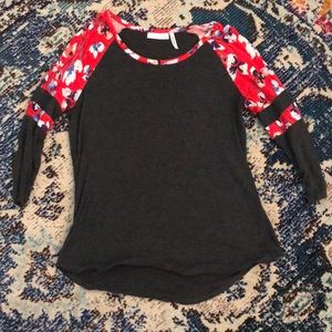 Mid sleeve floral flowy tee!